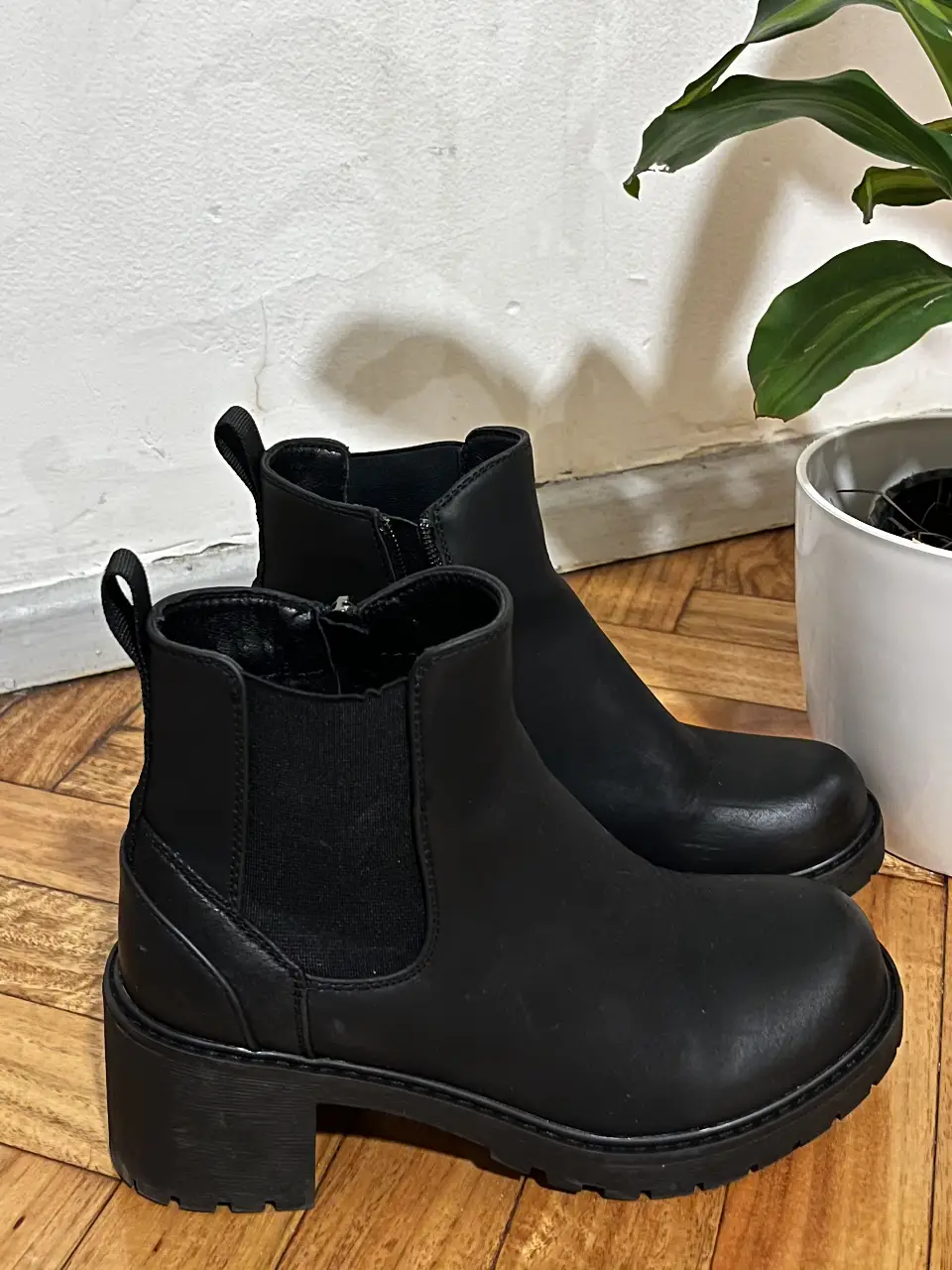 Botas negros de cuero sintético, con elástico lateral y cierre en el lateral. Tienen un diseño moderno y versátil, ideales para cualquier ocasión. Talle 36, tienen solo 2 usos 