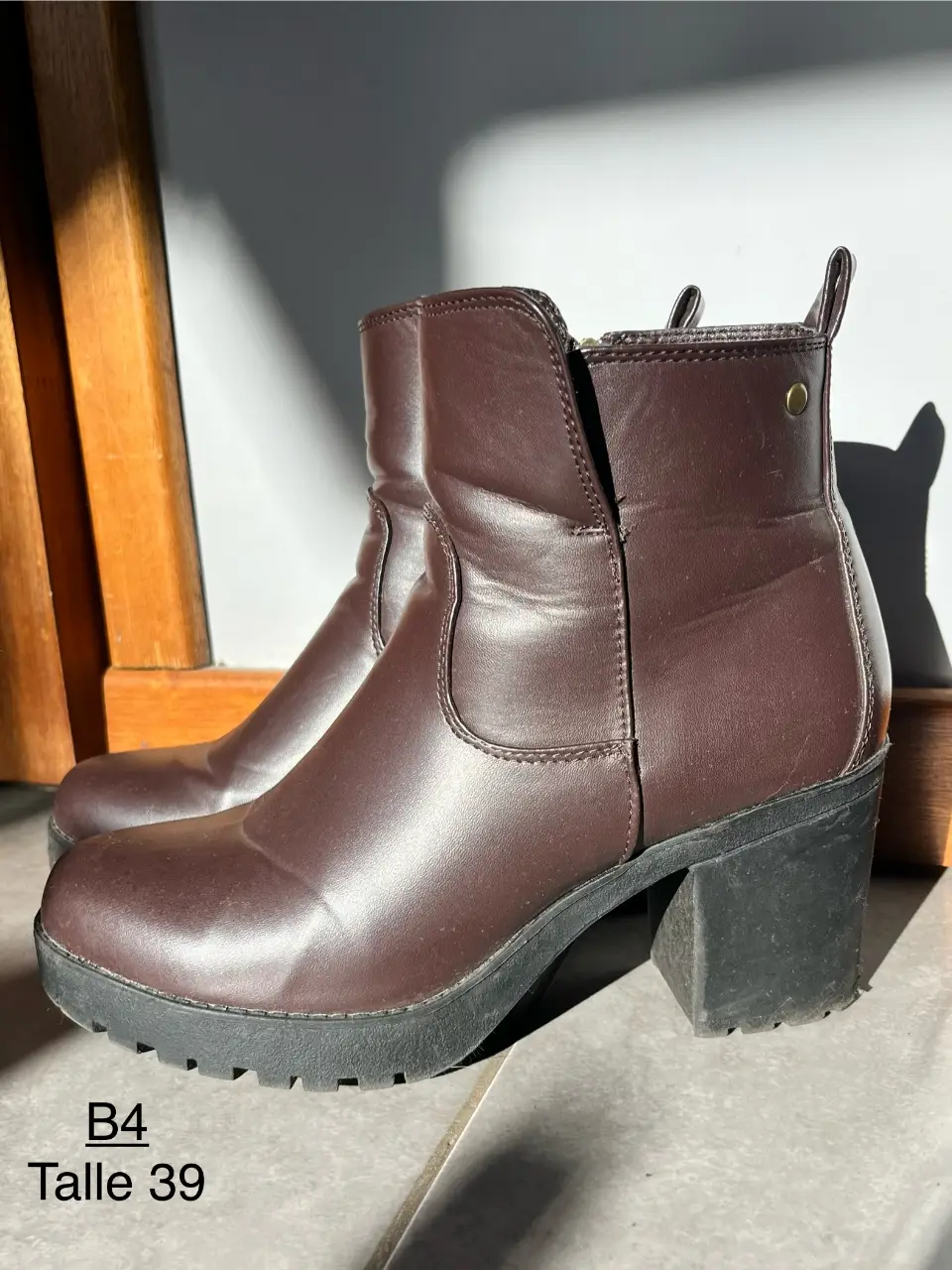 Botines marrones de cuero sintético con taco ancho y cierre lateral. Talle 39.