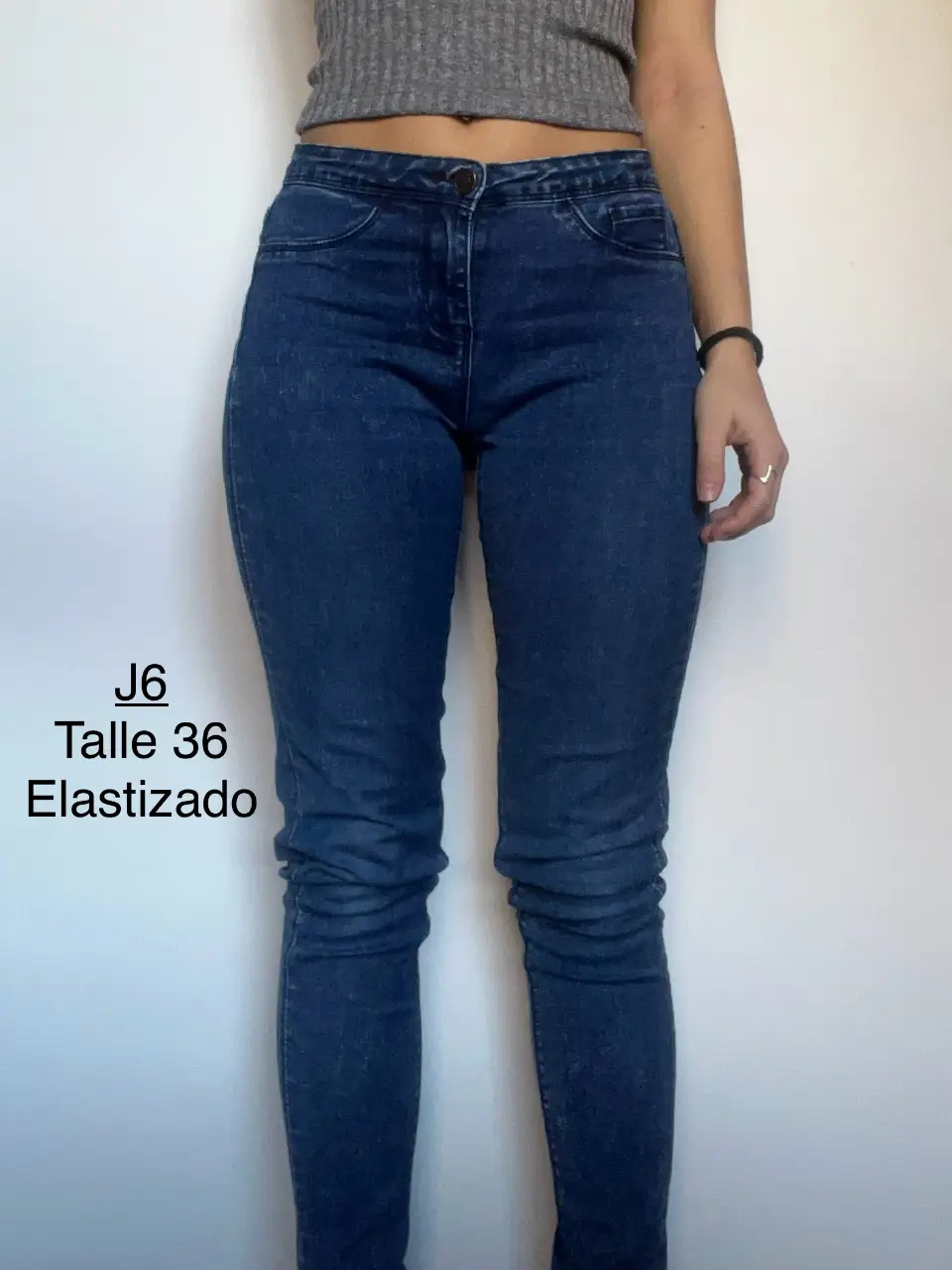 Jeans de mujer tiro alto, elastizados, talle 36 (64cm cintura). Ideal para un look casual y cómodo.