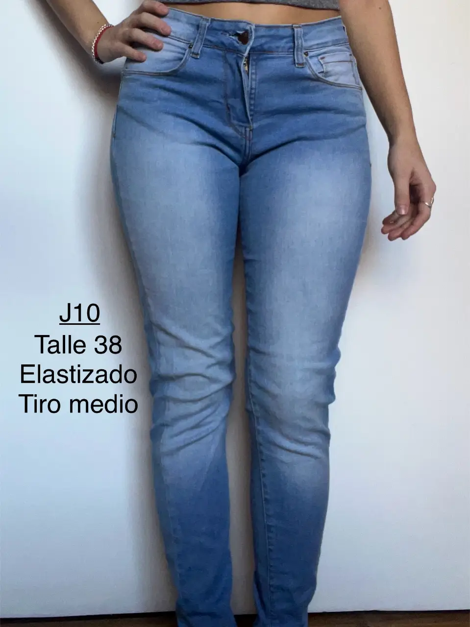 Jeans de mujer, tiro medio, elastizados, talle 38. Ideal para un look casual y cómodo.