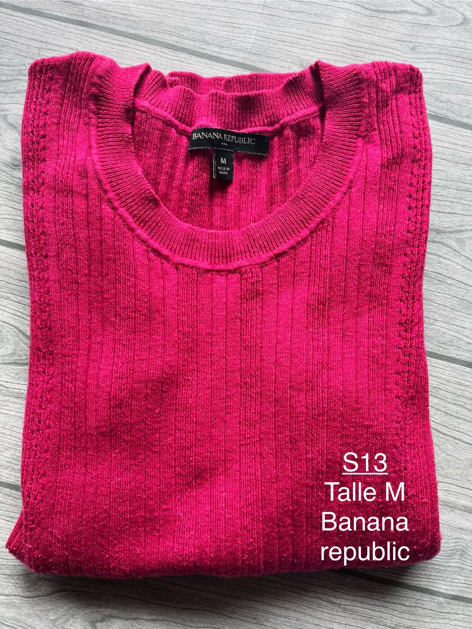 Sweater de cuello redondo color rosa, de la marca Banana Republic, talle M. Ideal para un look casual y abrigado.