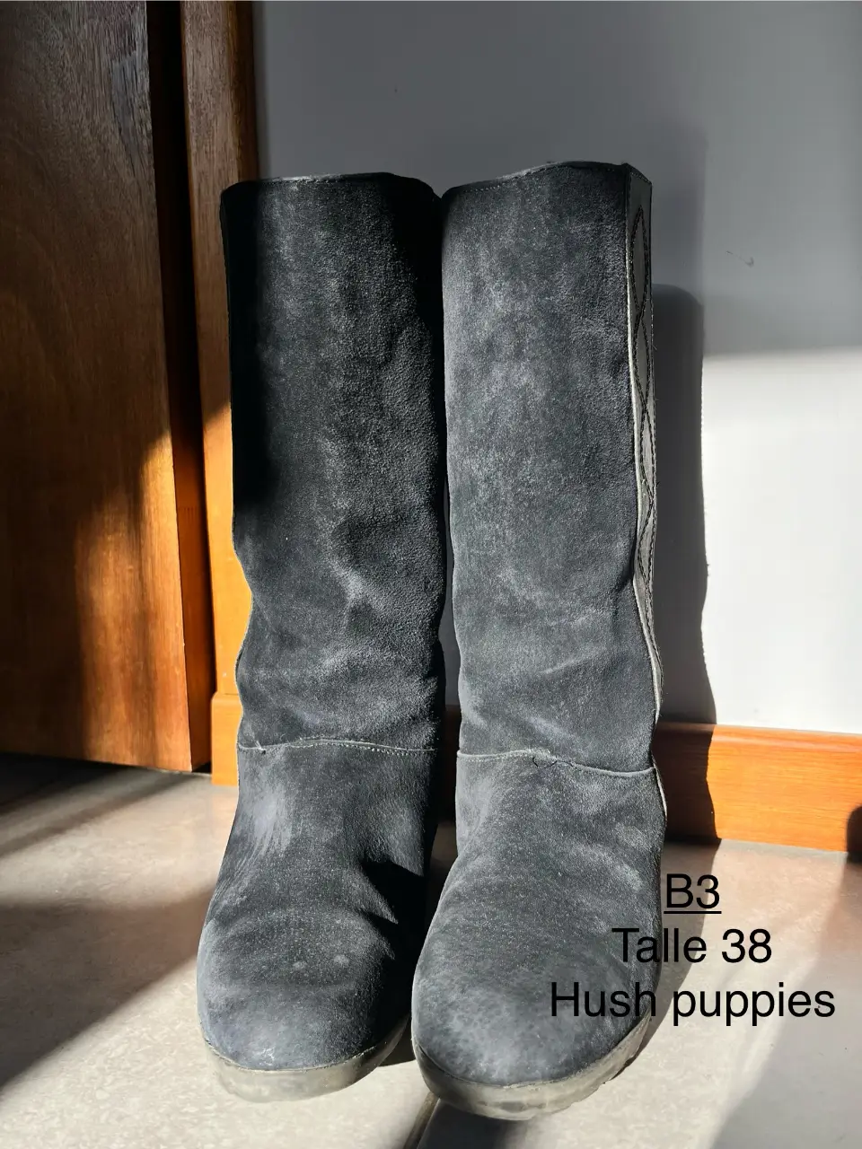 Botas Hush Puppies negras de gamuza, talle 38. Caña alta, ideales para el invierno. Perfectas para un look casual y cómodo.