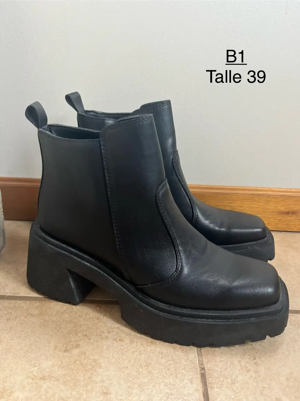 Botines negros de cuero sintético con plataforma y taco ancho. Talle 39. Ideales para un look moderno y urbano. Sin uso. 