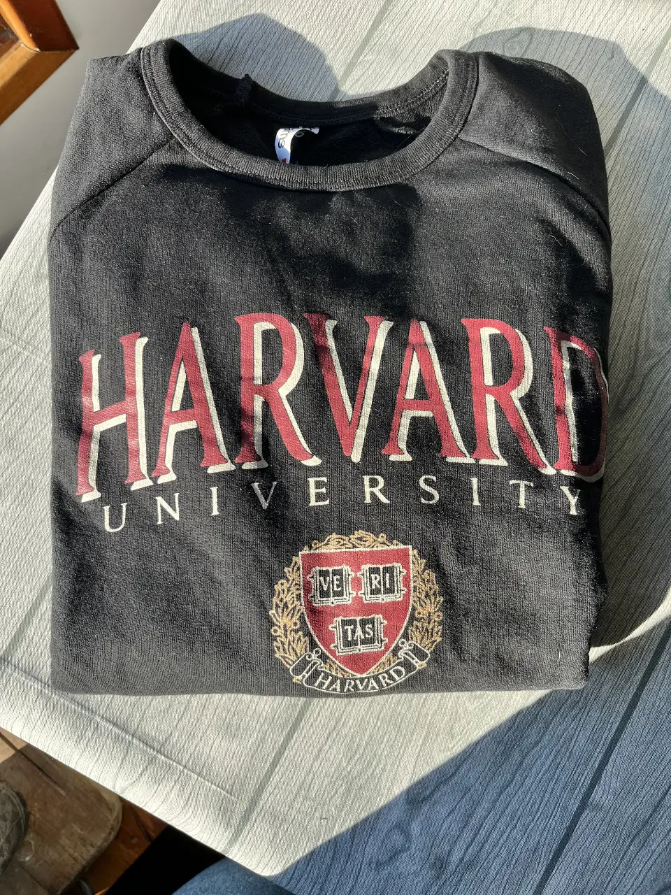 Buzo de cuello redondo negro con estampado de la universidad de Harvard. Ideal para un look casual y cómodo.