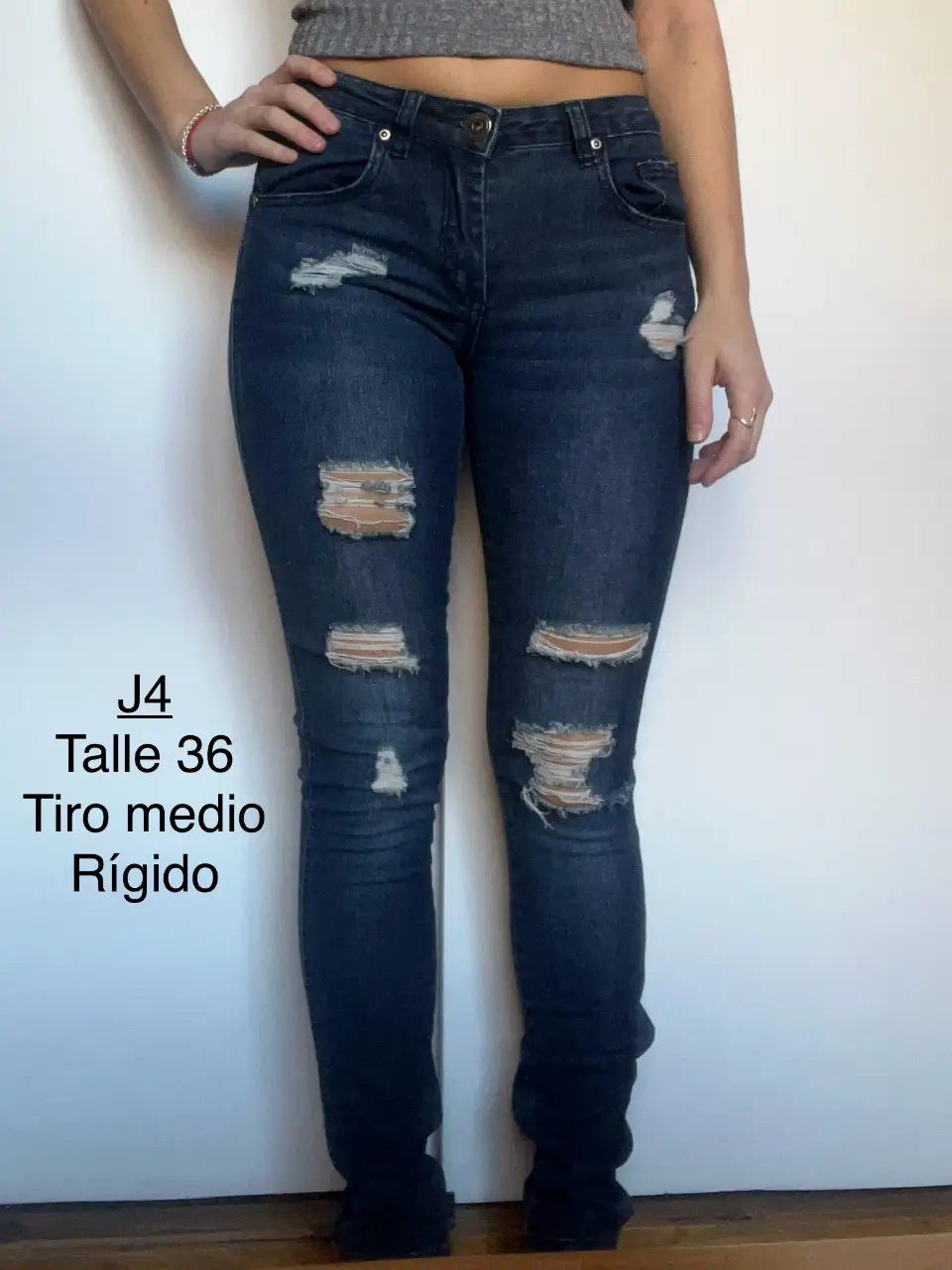 Jeans de mujer, tiro medio, rígido, con roturas. Talle 36.