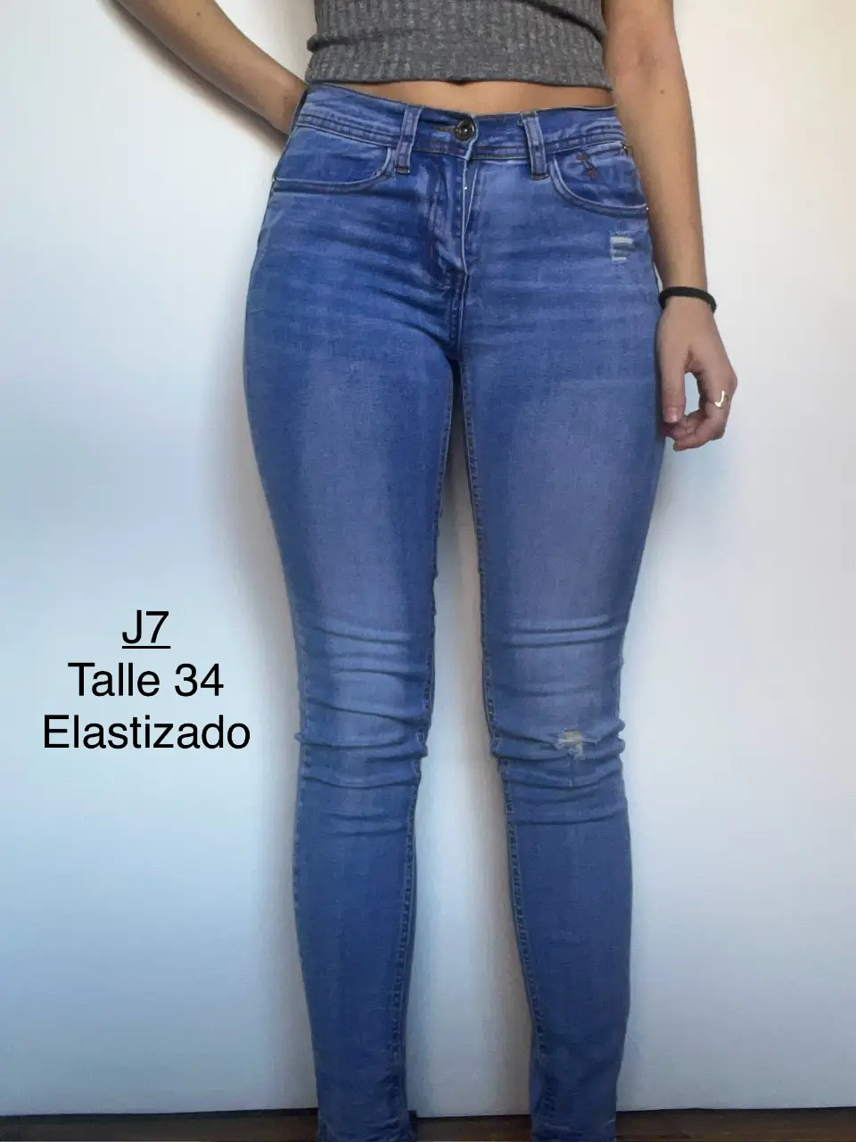 Jeans de mujer tiro alto, elastizados, color azul, talle 34. Ideal para un look casual y cómodo.