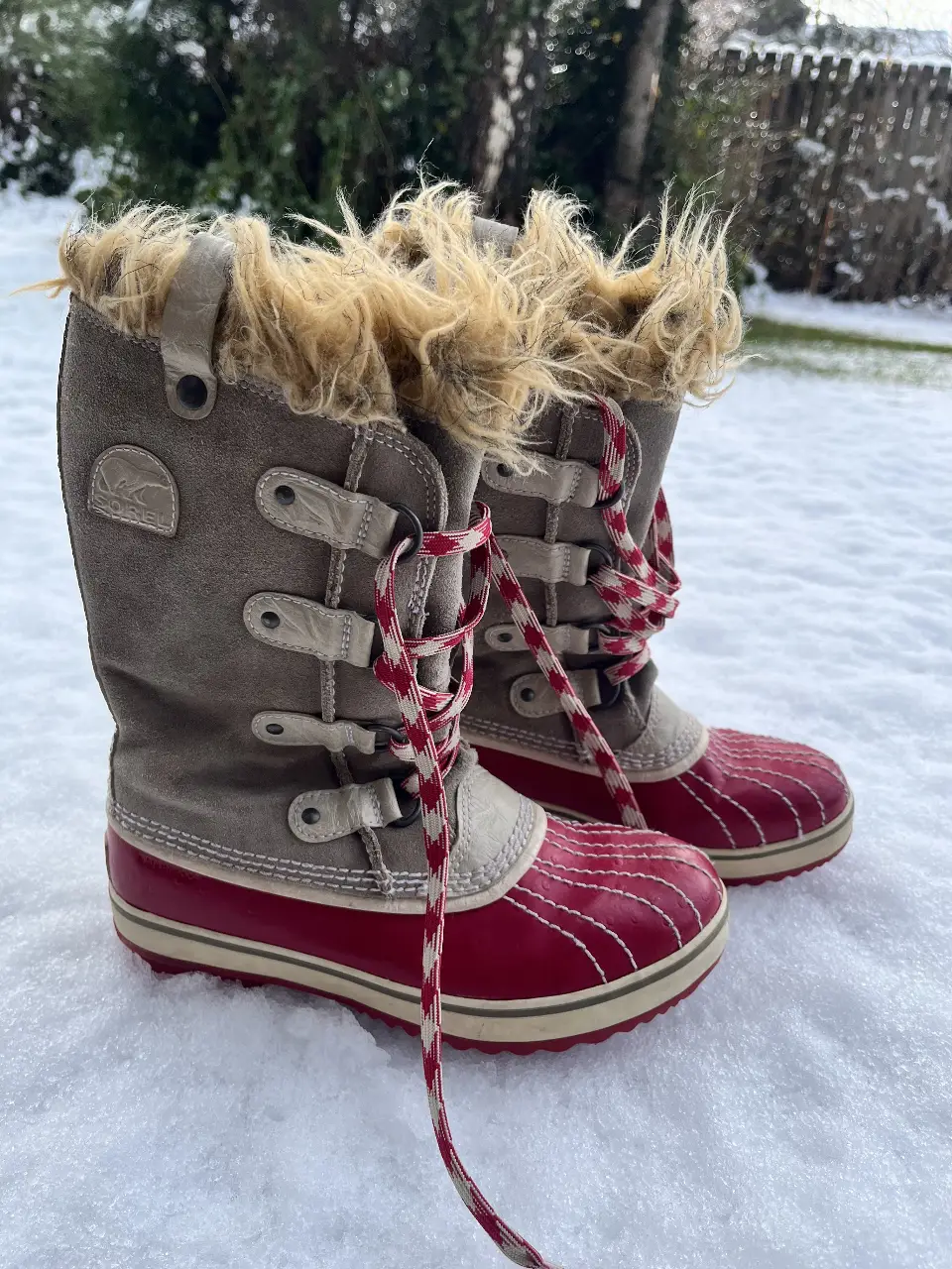 Botas de nieve Sorel para niña, con caña alta, forro de piel sintética y cordones bicolor. Ideales para el invierno y la nieve.