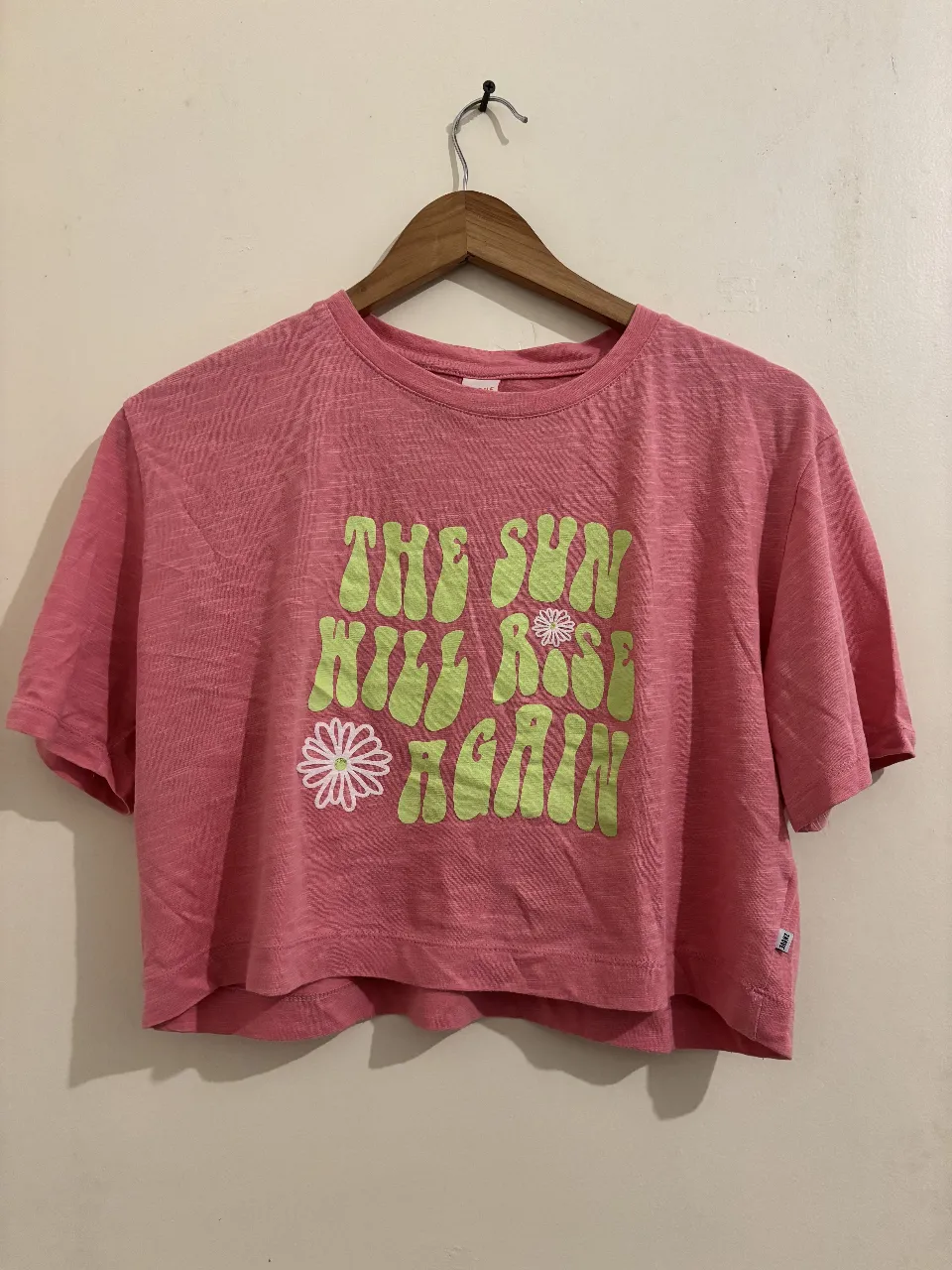 Remera crop de algodón rosa con estampado "The sun will rise again" en verde. Ideal para un look casual y fresco.

si queres llevar varias cosas te hago precio! necesito vender todo :)