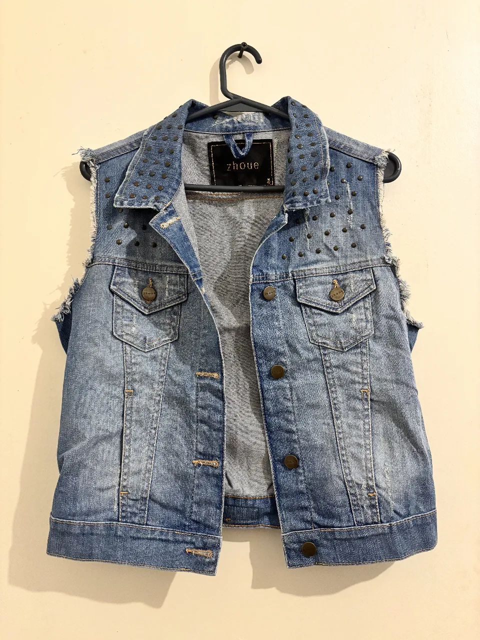 Chaleco de jean azul con tachas, estilo rocker, ideal para un look casual y canchero. Perfecto para combinar con remeras y jeans.