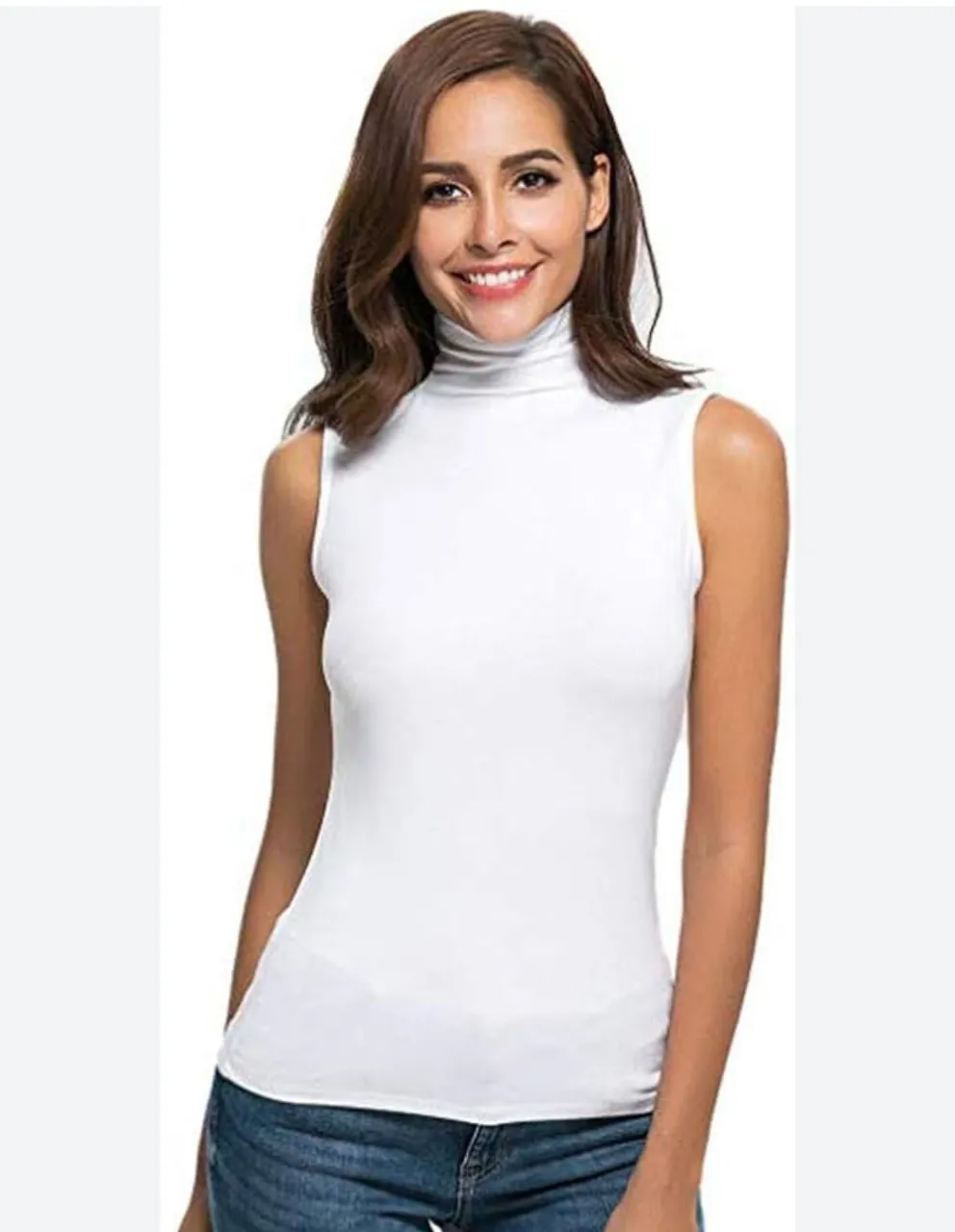 Remera blanca sin mangas y con cuello alto.