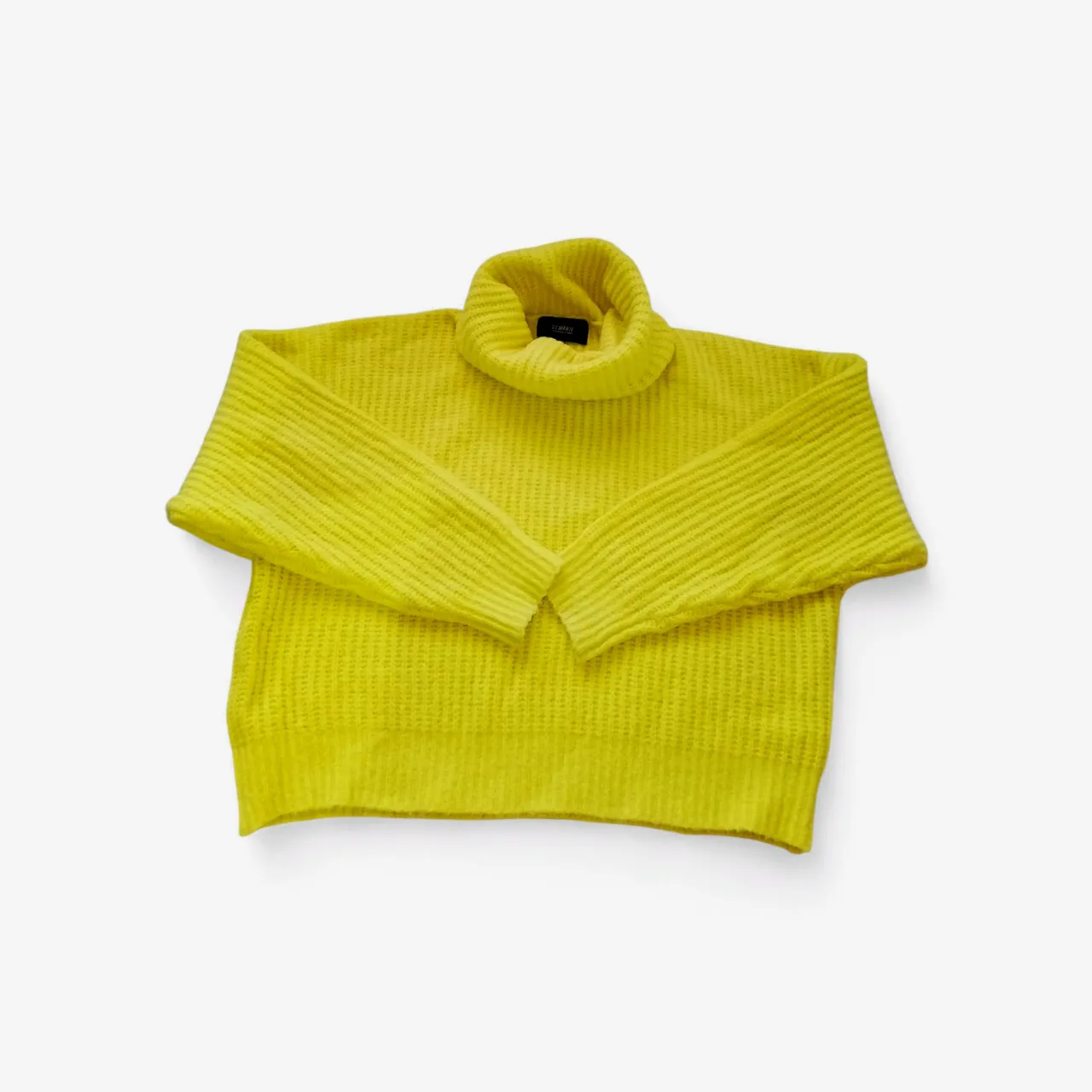 Sweater amarillo de cuello alto con textura acanalada.