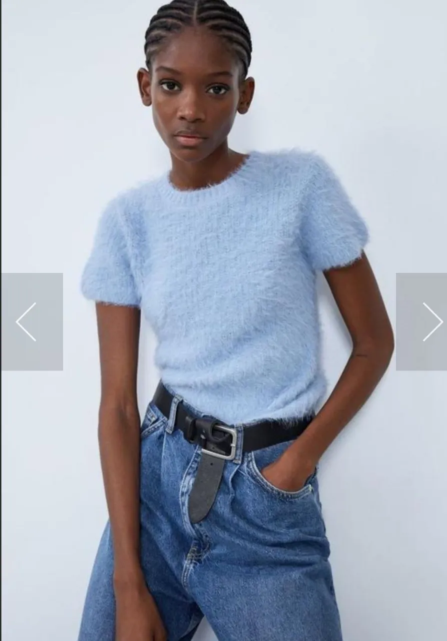 Hermoso suéter de manga corta en un suave tono celeste. Su diseño ligero y texturizado lo hace ideal para combinar con jeans o faldas. Perfecto para darle un toque fresco y moderno a tu look diario. Ideal para días de primavera y verano.