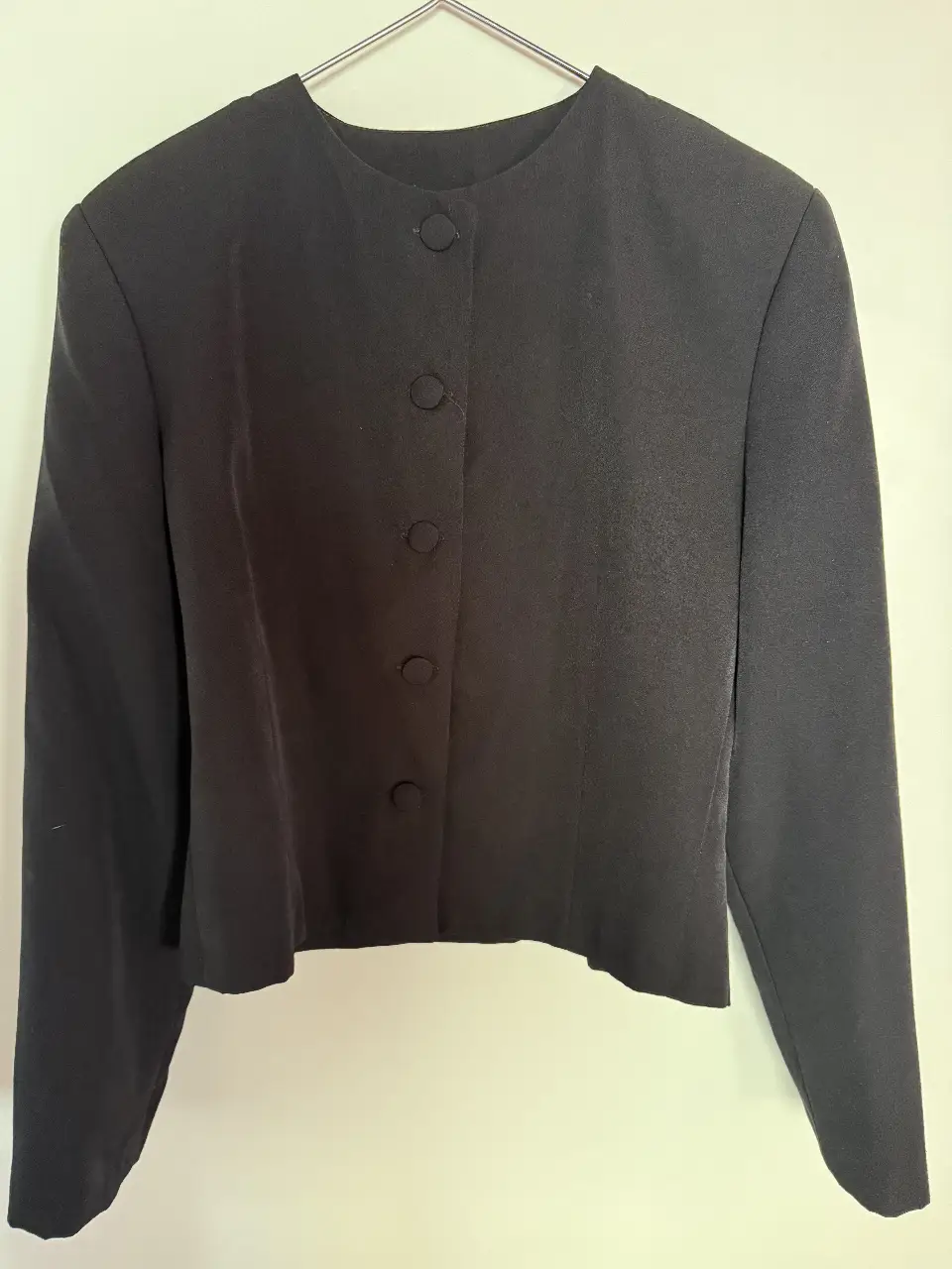 Blazer negro de mujer, con botones y corte clásico. Ideal para un look formal o de trabajo.