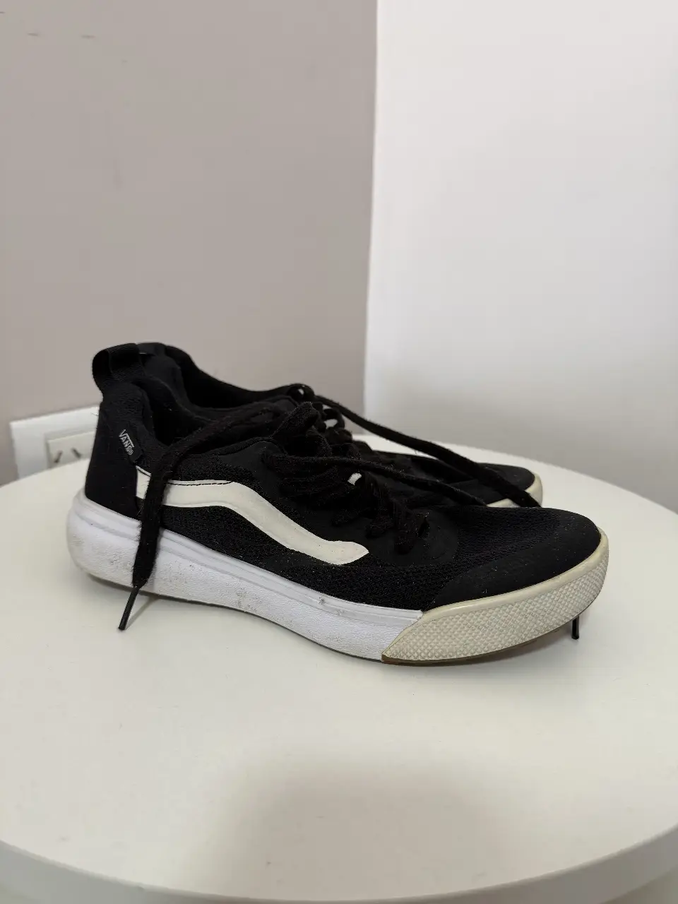 Zapatillas Vans Ultrarange negras con detalles en blanco. Ideales para un look casual y cómodo.