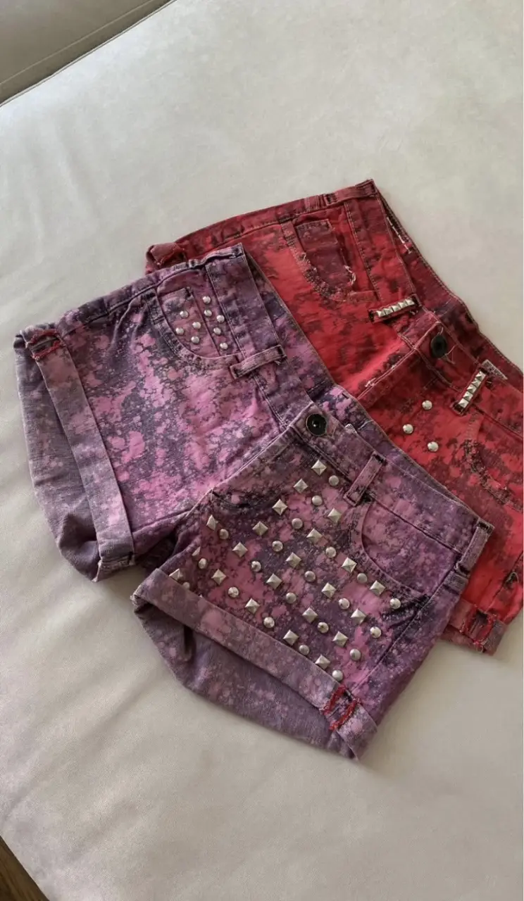 2 Shorts de jean tiro alto con tachas y efecto gastado. Ideal para un look rocker y canchero. ambos mismo talle s 