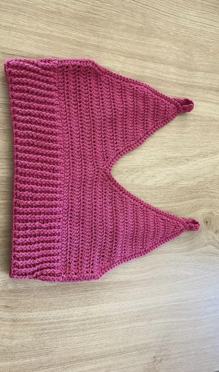 Top tejido a crochet en color fucsia, ideal para un look moderno y artesanal. Perfecto para combinar con jeans o faldas. diseño único, nunca se uso 