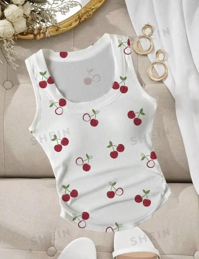 Musculosa blanca con estampado de cerezas rojas. Ideal para un look casual y fresco. Perfecta para el verano.