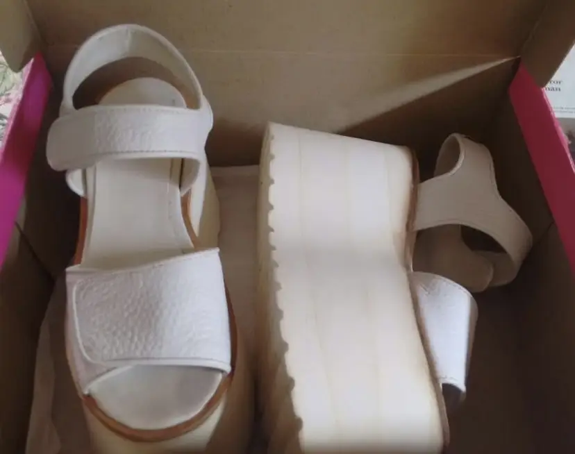 Sandalias blancas de plataforma para mujer. Ideales para un look casual y moderno. Plataforma alta para mayor comodidad y estilo.