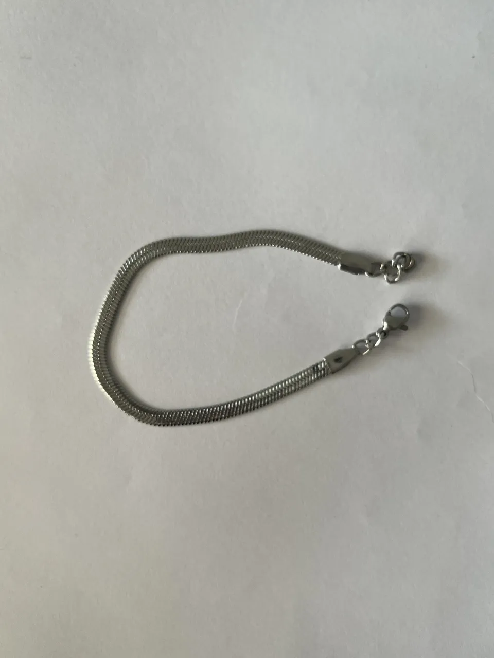 Pulsera de eslabones finos y plateados. Acero