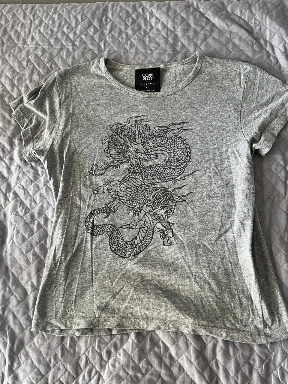 Remera Complot - Vista 5