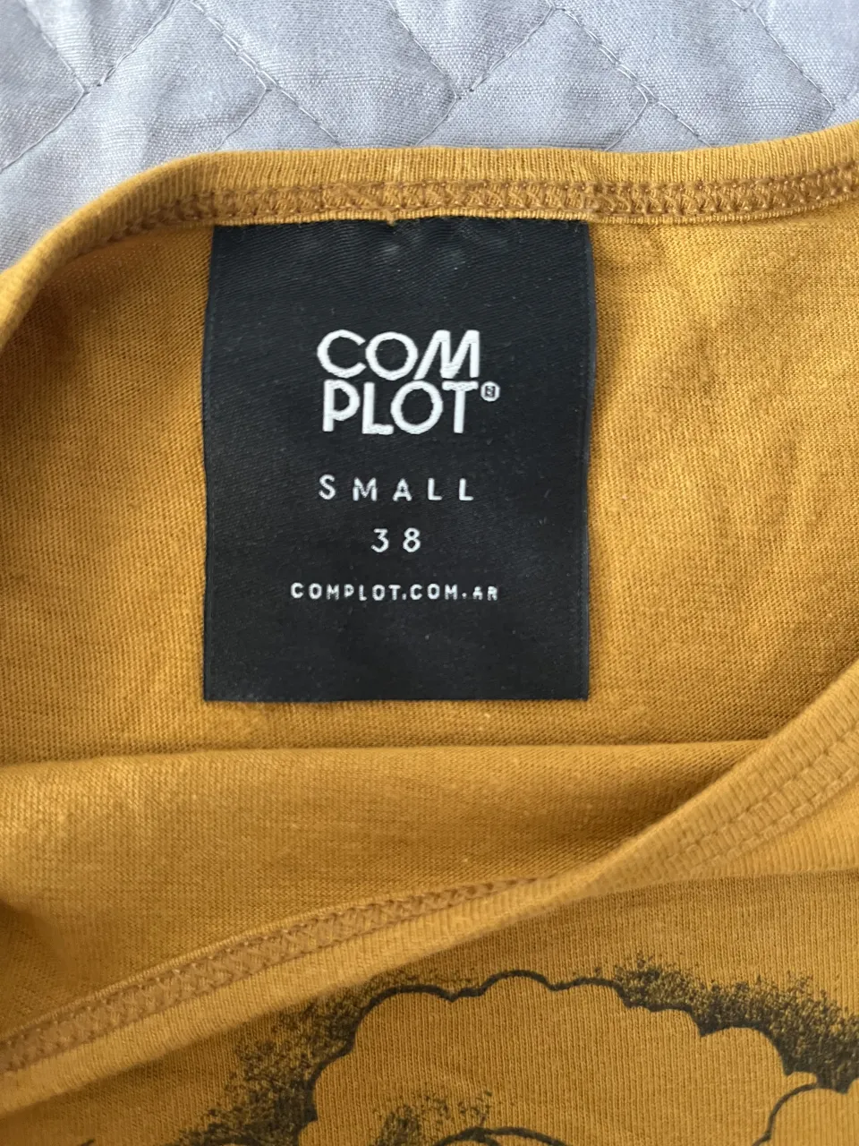 Remera Complot - Vista 4