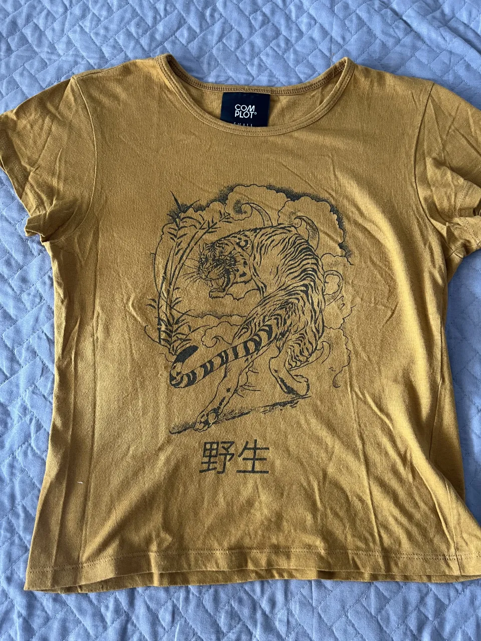 Remera Complot - Vista 2