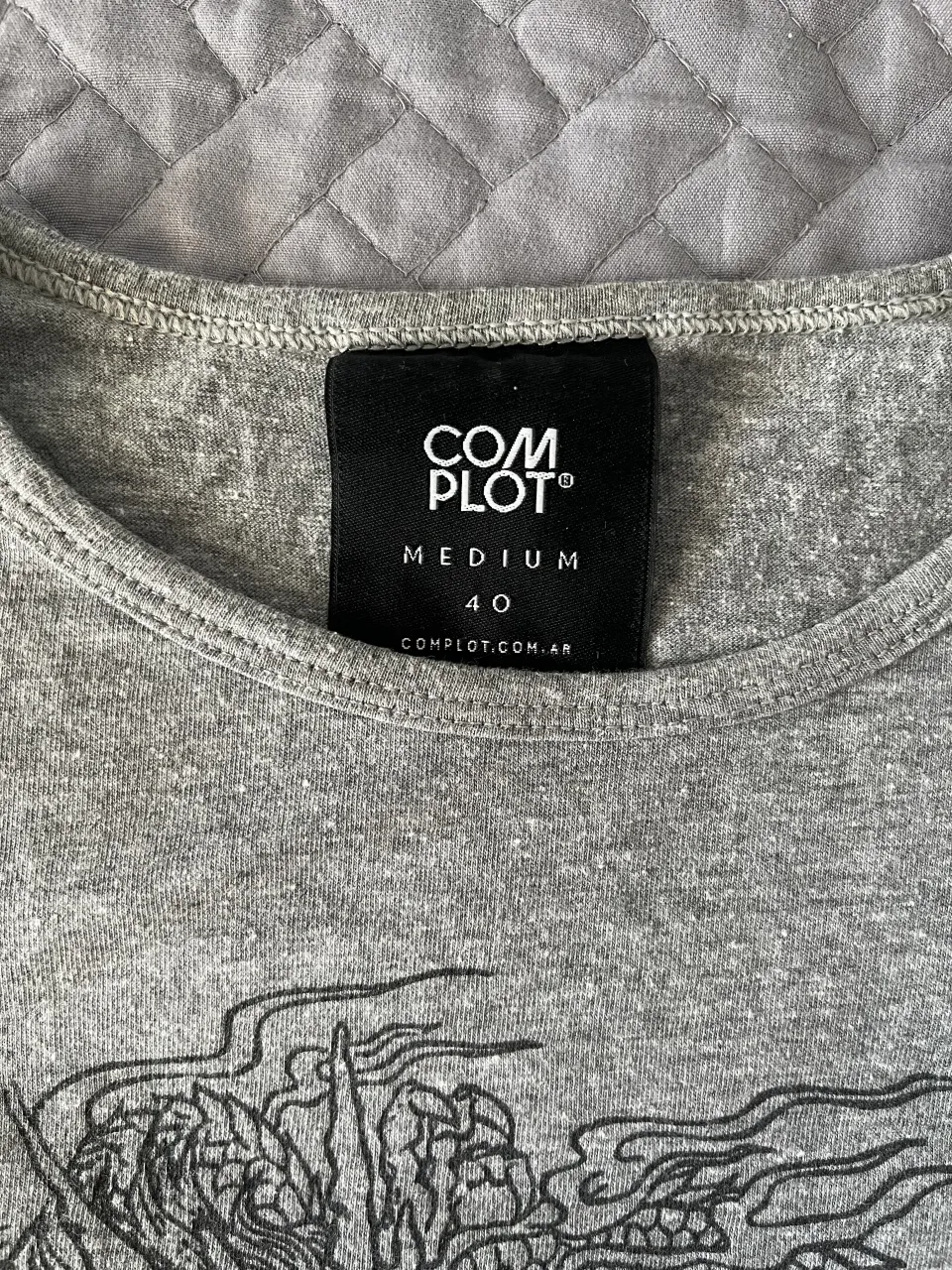 Remera Complot - Vista 6