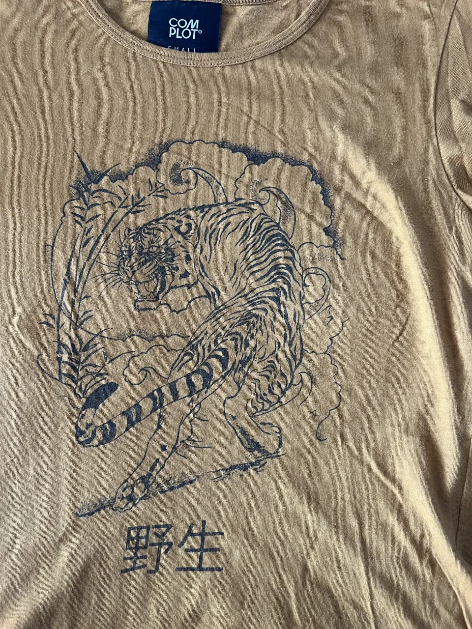 Remera Complot - Vista 3