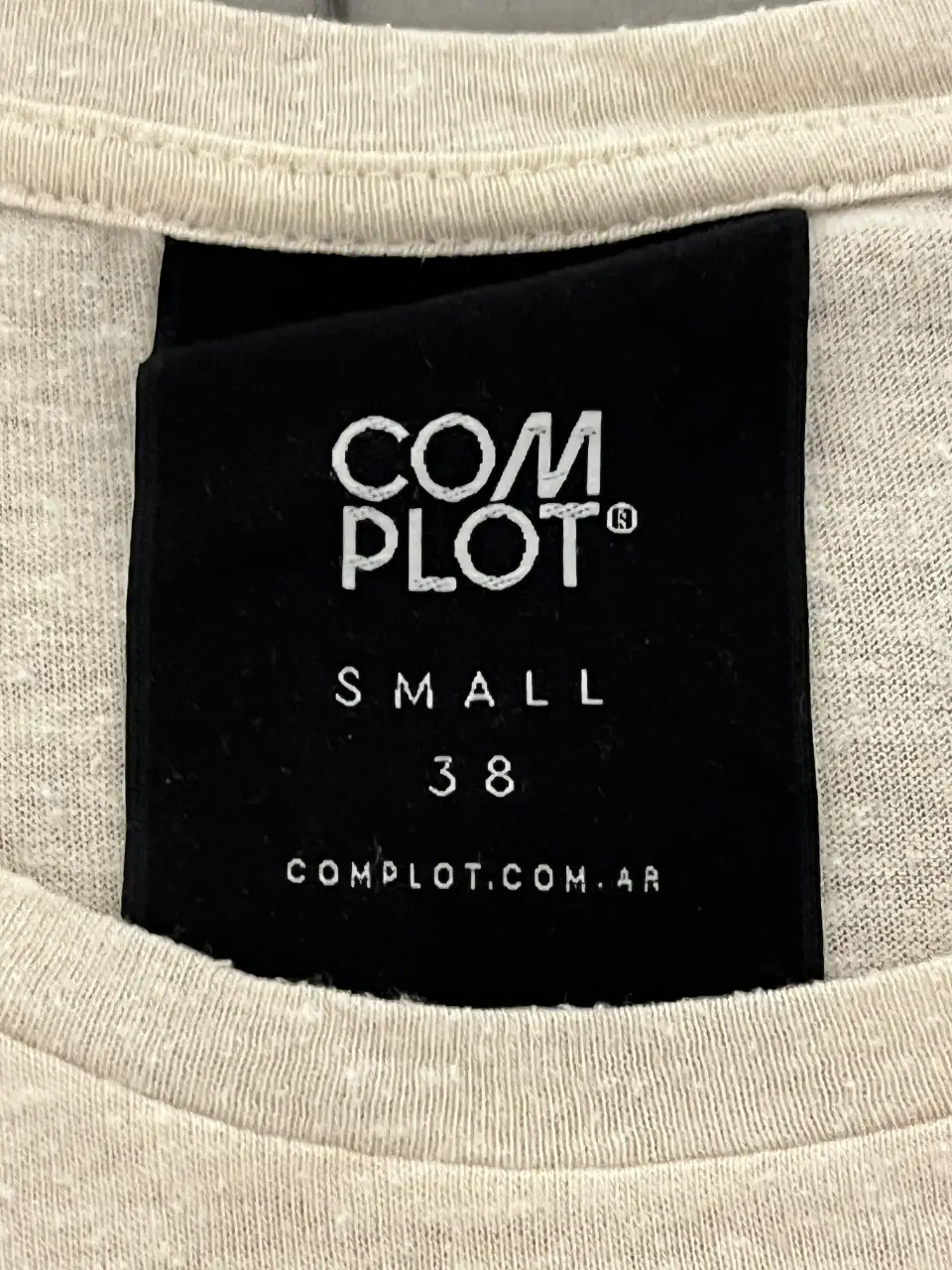 Remera Complot - Vista 2