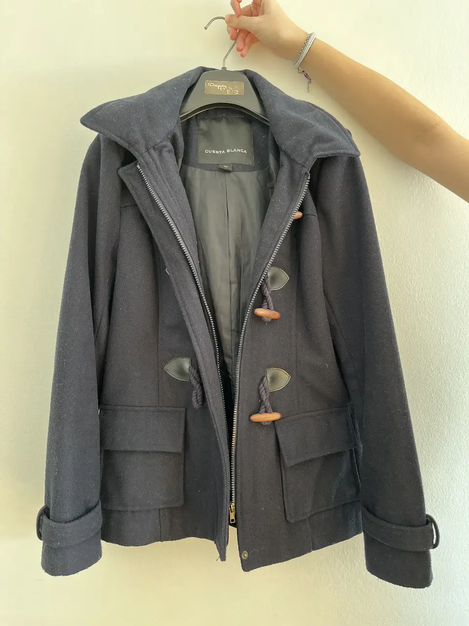 Montgomery de paño azul marino de la marca Cuesta Blanca, con capucha con piel sintética desmontable y detalles de madera. Ideal para el invierno, súper abrigado. TALLE 42.