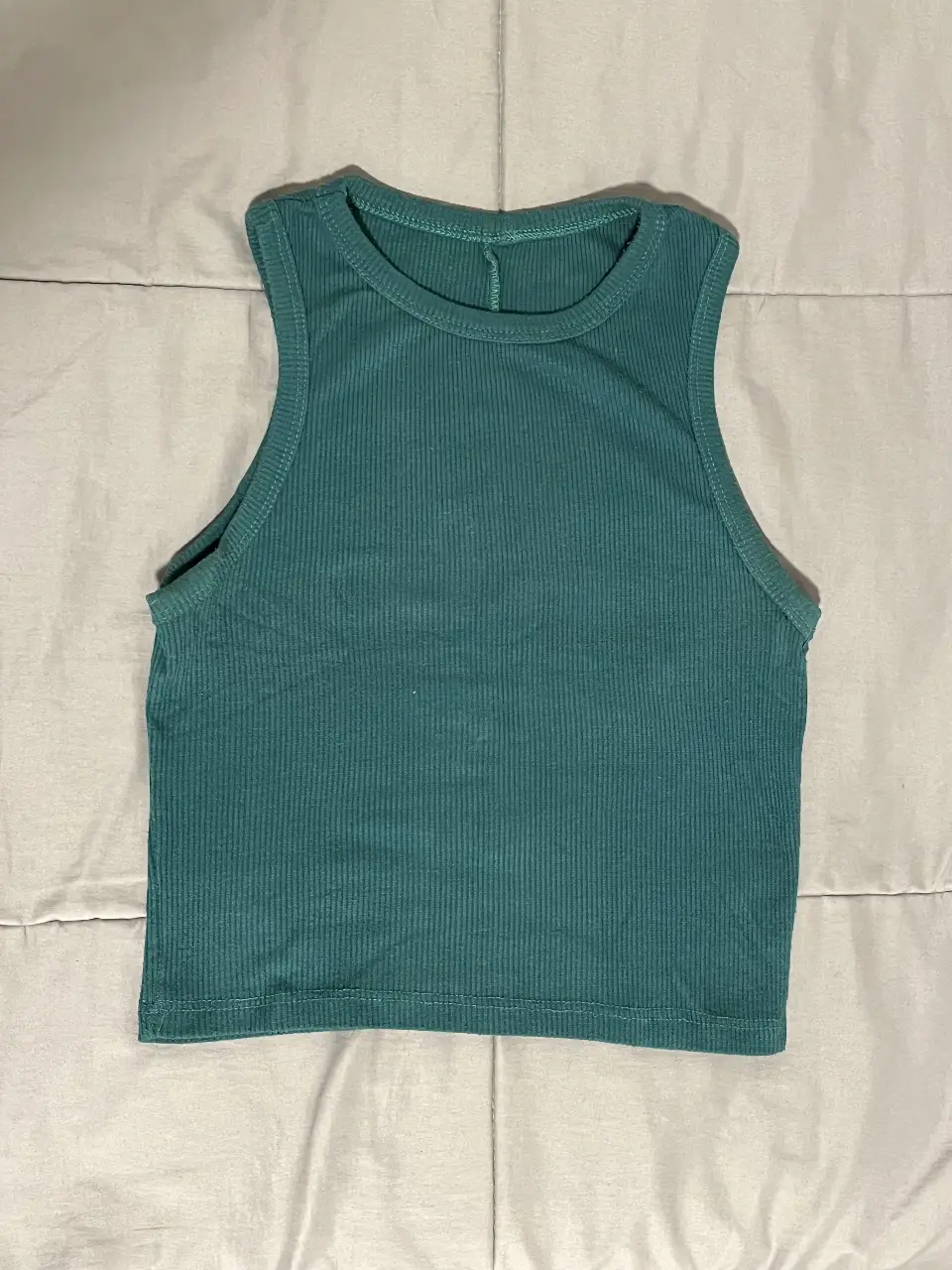MARCA NAIF. Top musculosa de mujer, color verde, tejido de punto acanalado, ideal para un look casual y fresco.