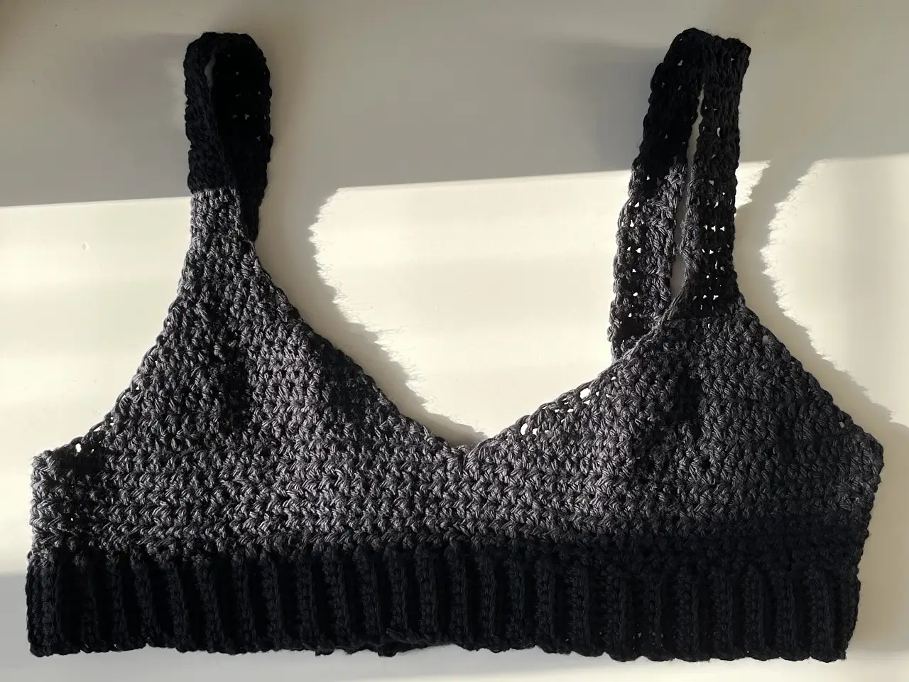 Top tejido negro.  Confeccionado con un tejido suave y cómodo. HECHO A MANO DE ALGODÓN. 80/85.