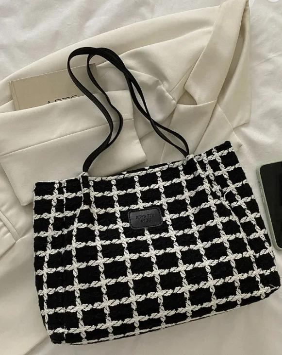 Bolso tote a cuadros en blanco y negro, ideal para llevar todo lo que necesitas con estilo. Perfecto para el día a día.