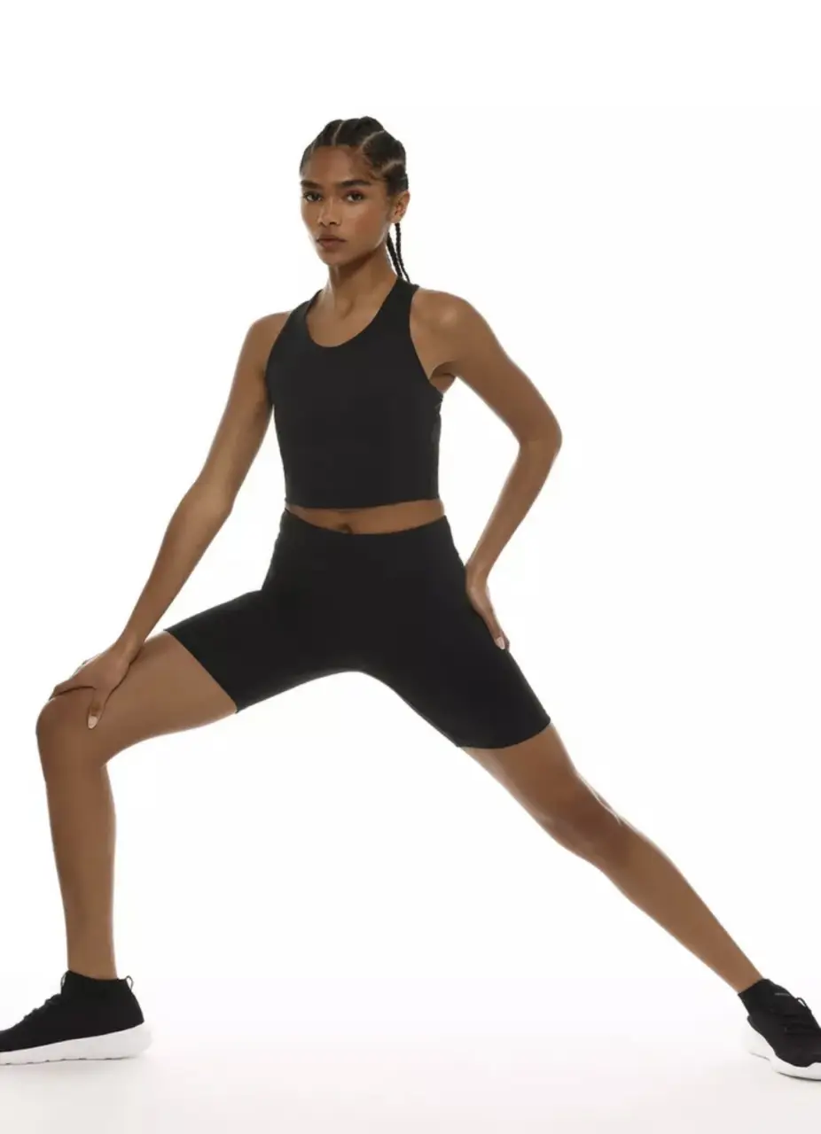 Short deportivo negro, ideal para entrenamientos y actividades físicas. Diseño ajustado y cómodo.