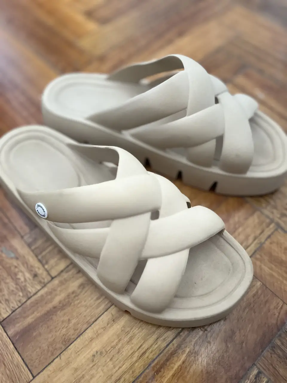 Sandalias de mujer color crudo con diseño trenzado. Ideales para un look casual y cómodo en verano. Marca Chunas. Talle 39/40.
