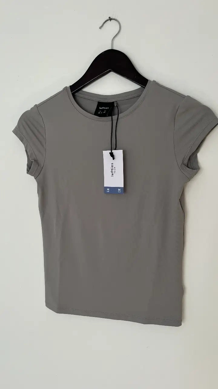 Remera manga corta gris de la marca Lefties, ideal para un look casual y cómodo. Confeccionada en un tejido suave y ligero, perfecta para el día a día. Talle S más bien. 