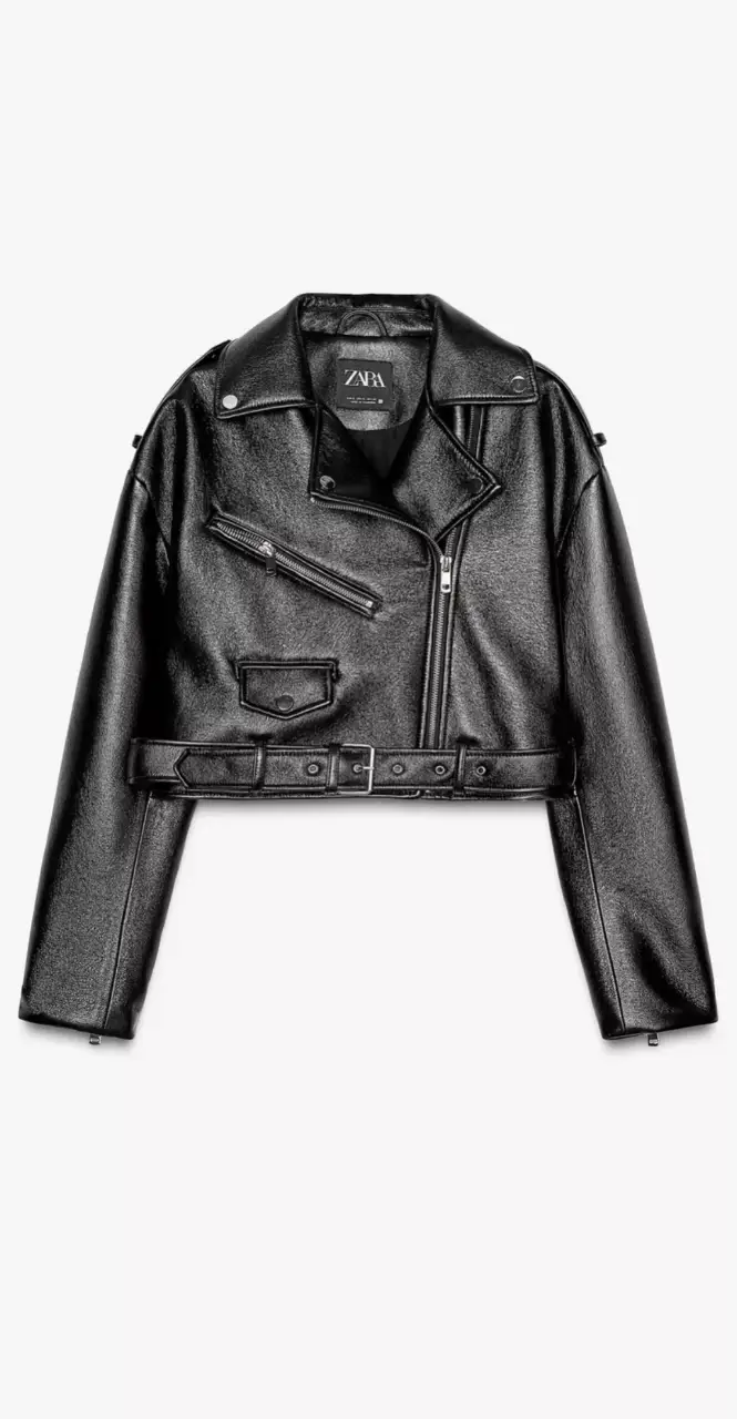 Campera estilo biker de cuero sintético para mujer. Confeccionada en material resistente y detalles como cierre asimétrico, bolsillos con solapa y cinturón en la cintura. Ideal para un look rocker y moderno.