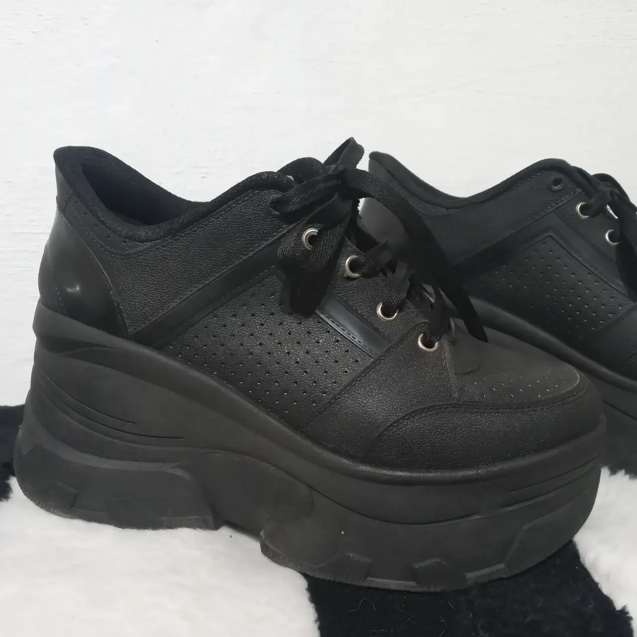 Zapatillas negras con plataforma para mujer. Estilo urbano y moderno, ideales para un look casual y a la moda.