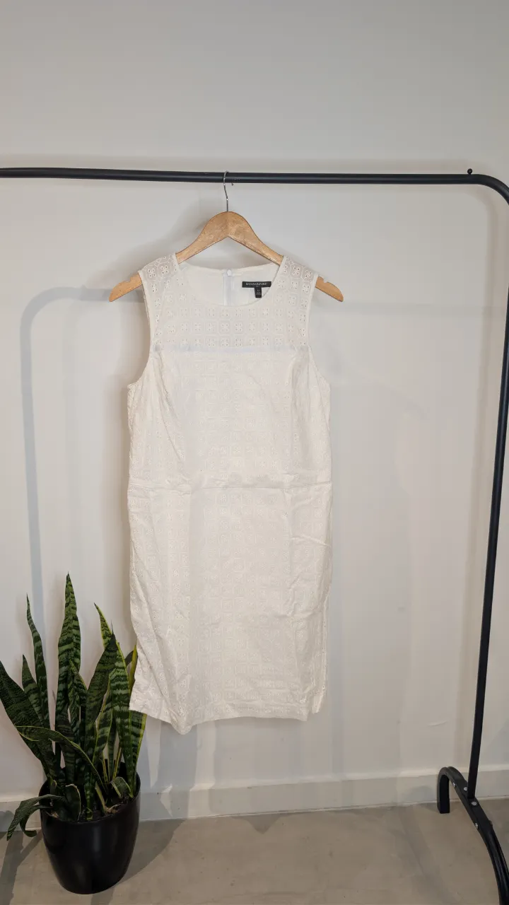 Vestido blanco de broderie sin mangas, ideal para un look fresco y delicado. Perfecto para eventos de día o salidas casuales en climas cálidos. las medidas en plano aproximadas son: axila a axila 46 cm, cadera 50 cm, cintura 42 cm, largo 92 cm. Las axilas estan un poquito percudidas