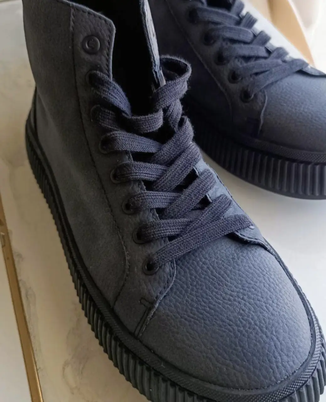 Botines negros de cuero sintético con suela gruesa y detalles acanalados. Diseño urbano y moderno, ideales para un look casual y con estilo. Medida de plantilla: 29cm. Estado igual a nuevo cuando las quise estrenar me fueron grandes y el ticket estaba vencido.