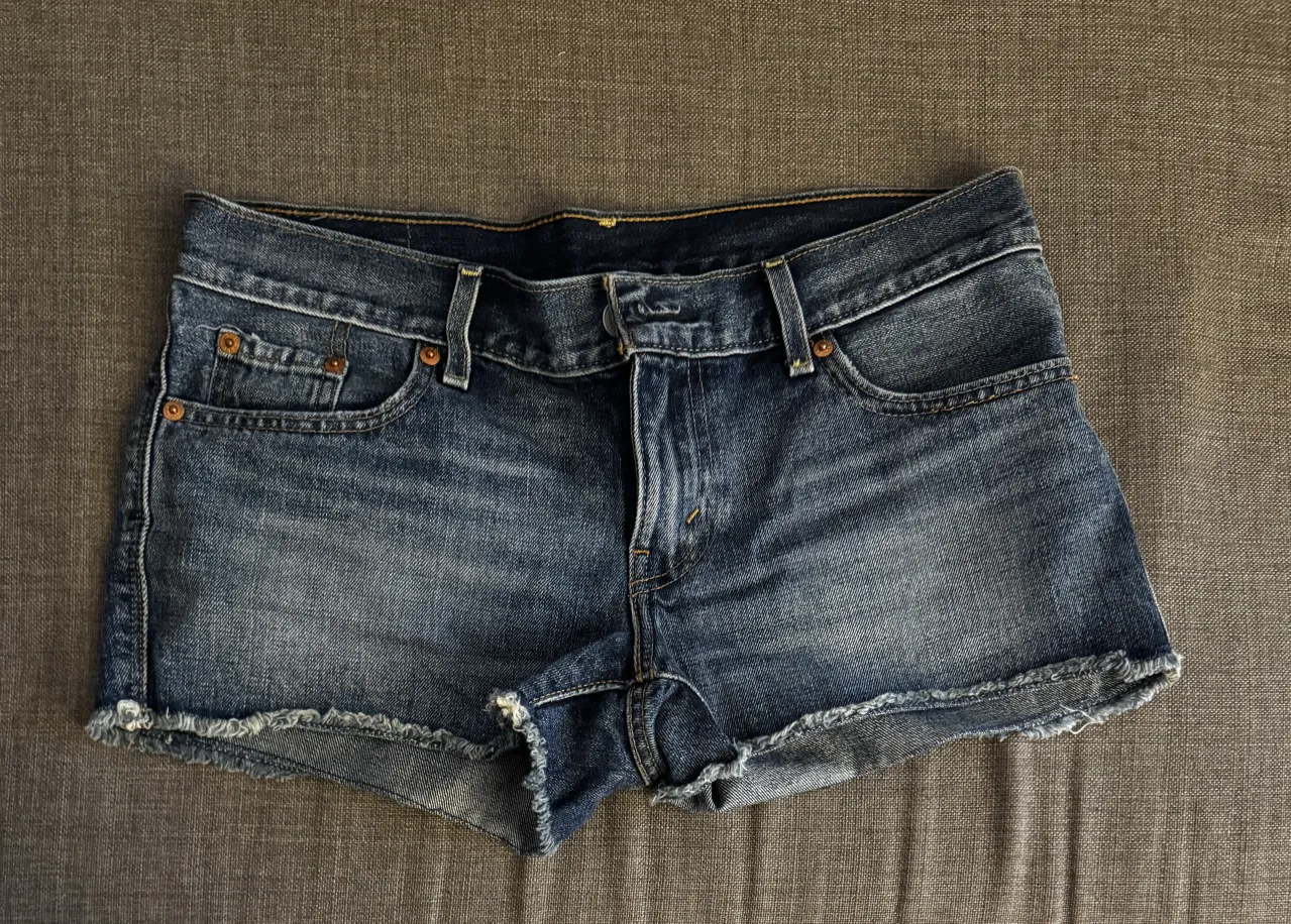 Shorts de jean tiro alto, con roturas y detalles deshilachados. Un clásico para el día a día, súper cómodos y cancheros. Ideales para combinar con remeras básicas o tops.