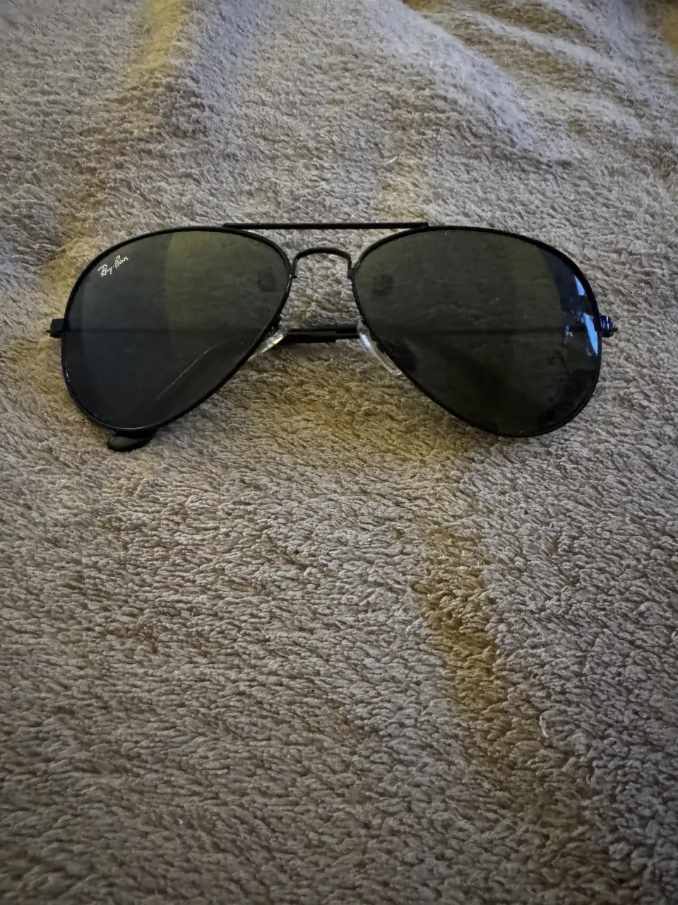Anteojos de sol Ray-Ban Aviator negros, clásicos y atemporales. Diseño icónico con montura metálica y cristales oscuros, ideales para un look moderno y protección solar.