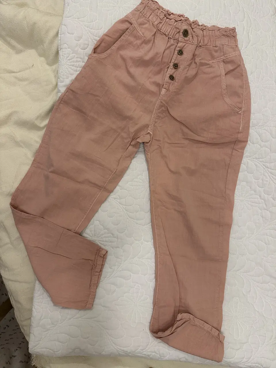 Pantalón suelto de mujer, color rosa, con cintura elastizada y botones decorativos. De la marca Zara Denim, talle 32 EUR, 0 MEX, 22 USA. Ideal para un look casual y cómodo.