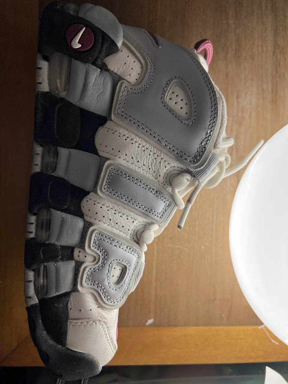 Zapatillas Nike Air More Uptempo, talle 5.5 US, diseño icónico con detalles en gris y negro. Ideales para un look urbano y deportivo.