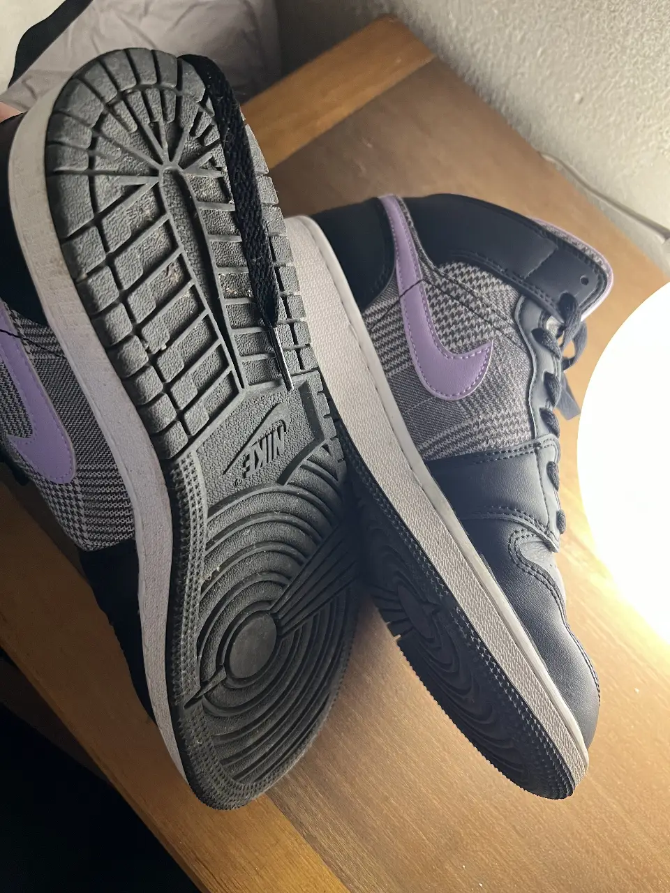 Zapatillas Nike Air Jordan 1 Mid para mujer. Diseño icónico con detalles en violeta y estampado de cuadros. Talle 37.5 EU, 5Y US. Perfectas para un look urbano y con estilo.