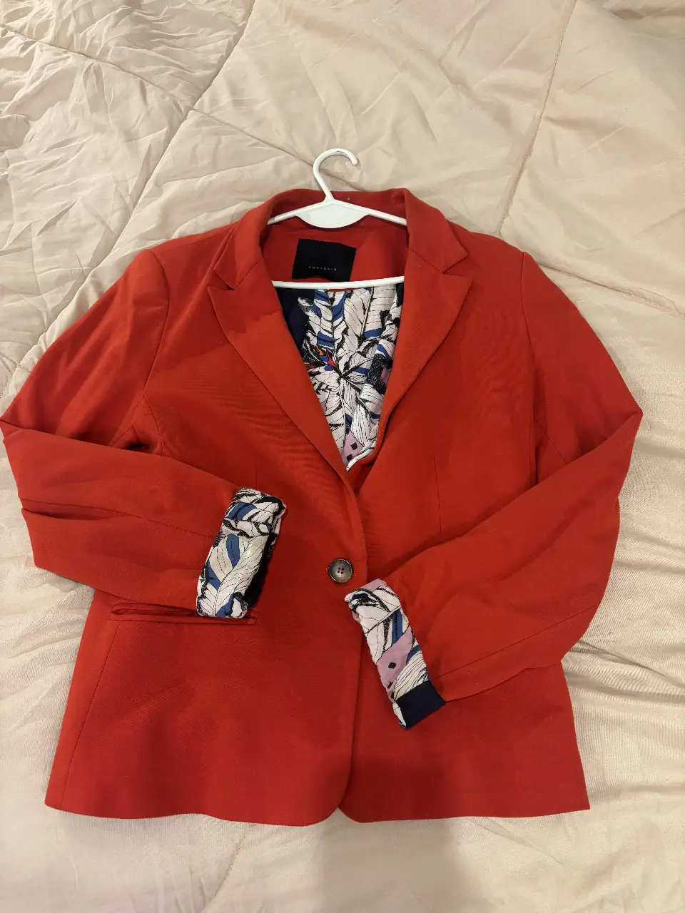 Blazer rojo con forro floral. Ideal para un look elegante y moderno. Perfecto para combinar con diferentes outfits.
