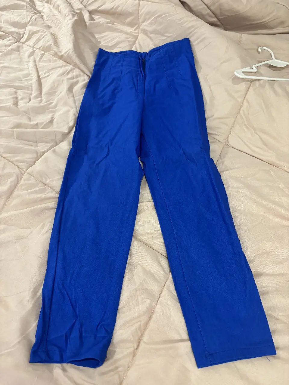 Pantalón sastrero azul, tiro alto, corte recto. Ideal para un look elegante y moderno.