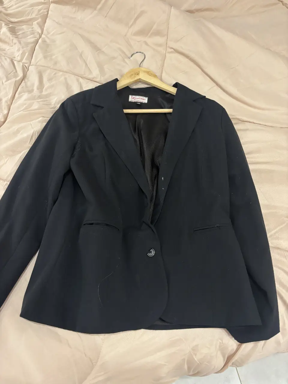 Blazer negro de corte clásico, ideal para un look formal o de trabajo. Confeccionado en un tejido de calidad, este blazer ofrece un ajuste elegante y versátil. Perfecto para combinar con pantalones de vestir o faldas.