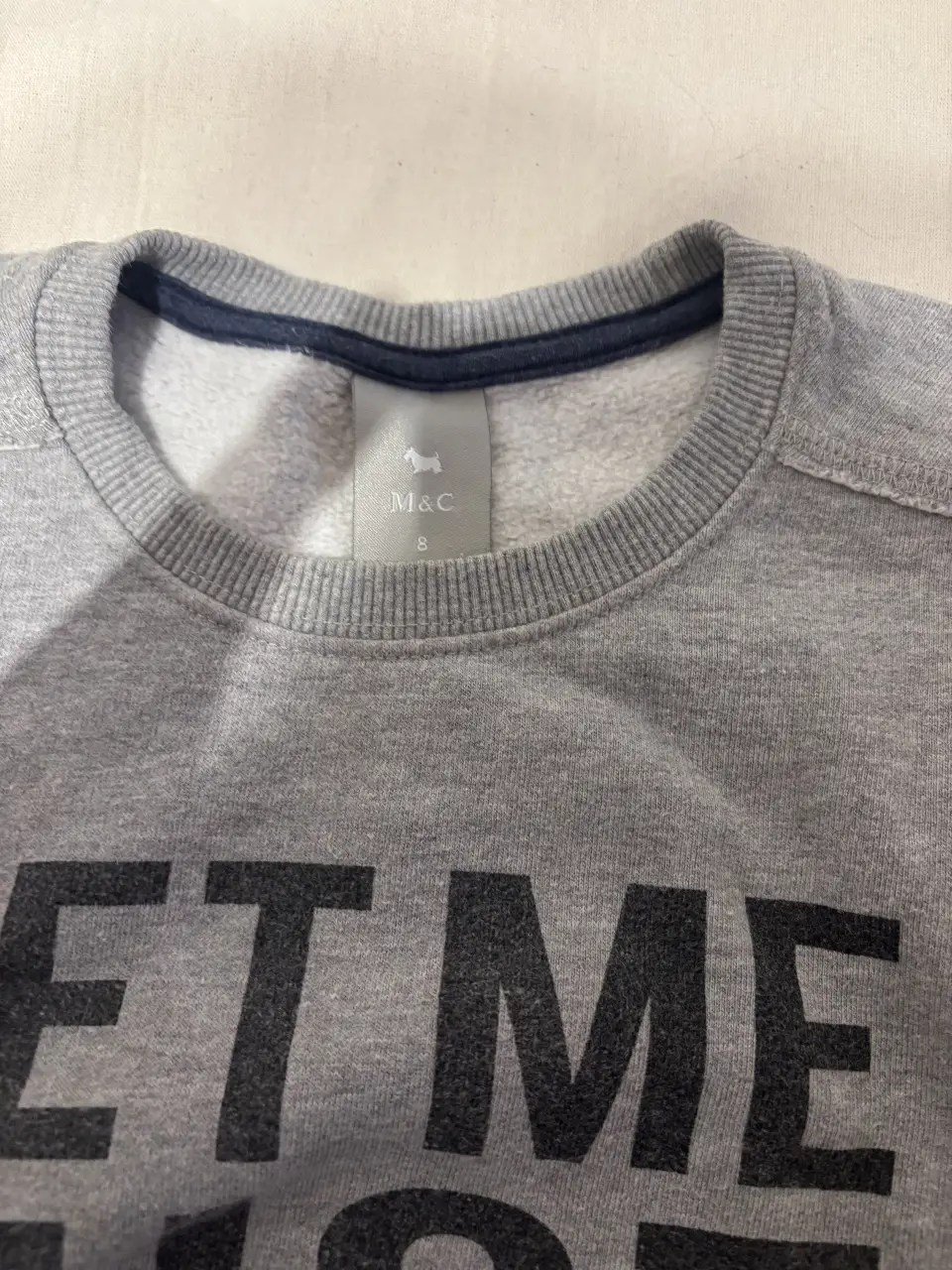 Buzo de cuello redondo gris con estampado "LET ME JUST EAT THIS LEVEL". Ideal para un look casual y cómodo.