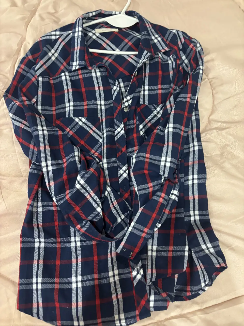Camisa a cuadros de hombre, manga larga, con botones y cuello. Ideal para un look casual y moderno. Marca Yagmour.